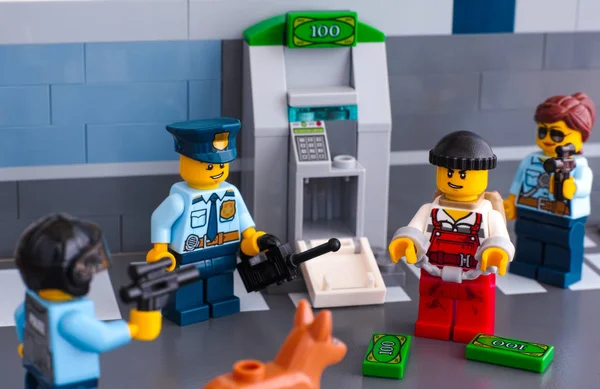 Lego policiais presos ladrão que hackear ATM — Fotografia de Stock