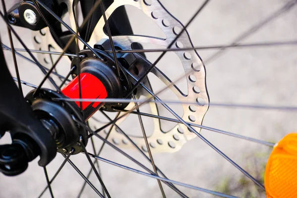 Rueda de bicicleta con frenos de disco — Foto de Stock
