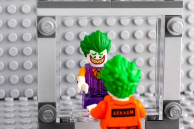 Arkham elbiseli Lego Joker kendisi de aynaya bakar ve