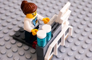 Onun çalışma yerine gri baseplate üzerinde Lego bilim