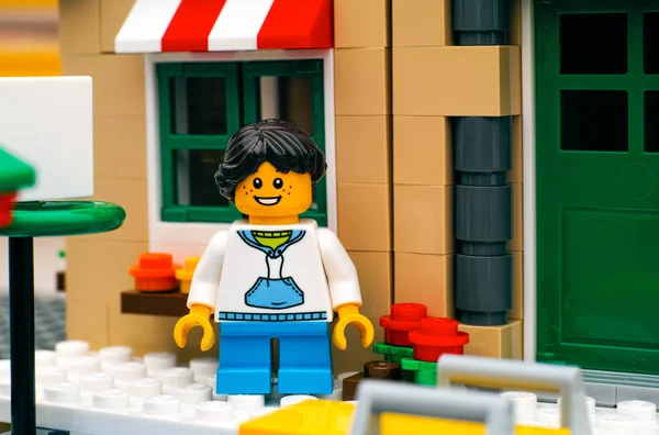LEGO dziewczyna w pobliżu jego domu — Zdjęcie stockowe