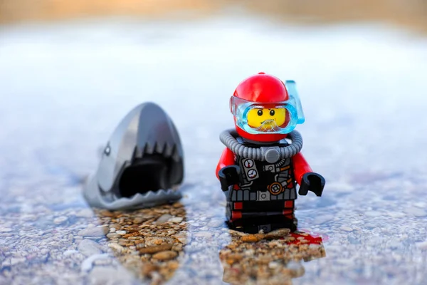 Лего-акула готовится напасть на водолаза в море — стоковое фото