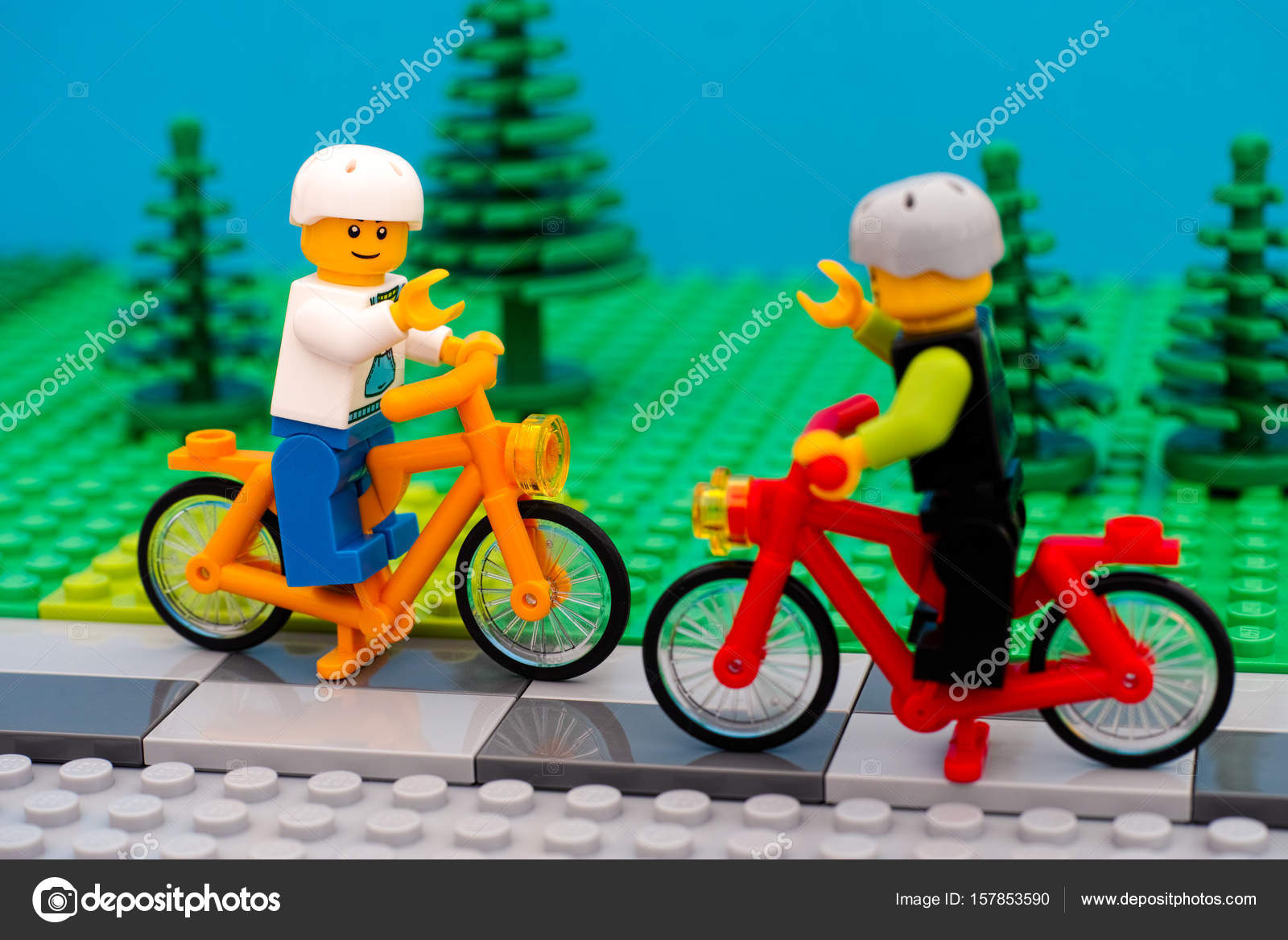 自転車に乗ってヘルメットでレゴ少年 ストックエディトリアル用写真 C Rosinka79