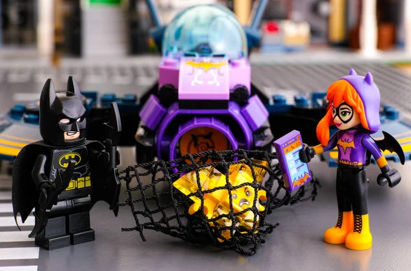 Lego Batman en Batgirl gevangen in netto gele Kryptomite. — Stockfoto