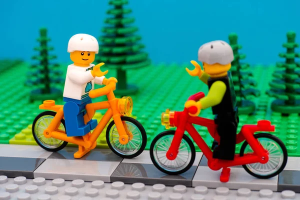 Lego ragazzi in casco a cavallo di biciclette — Foto Stock