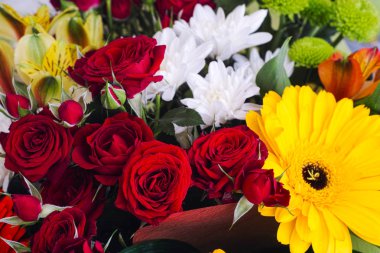 Koyu kırmızı gül, beyaz kasımpatı ve Gerbera Buketi