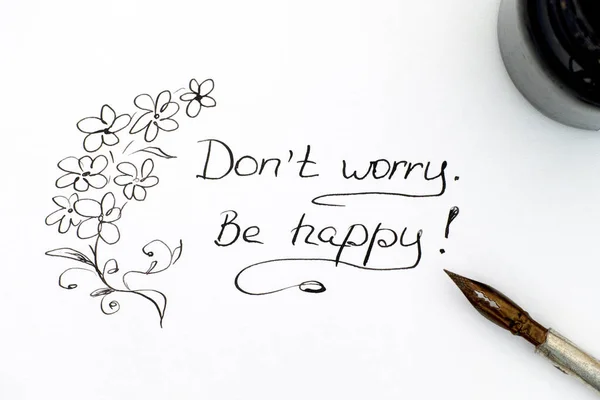 Machen Sie sich keine Sorgen. Sei glücklich! mit Feder und Tinte. — Stockfoto