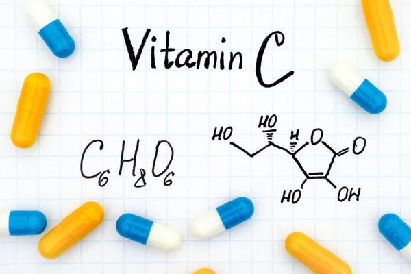 Chemische formule van vitamine C en pillen. — Stockfoto