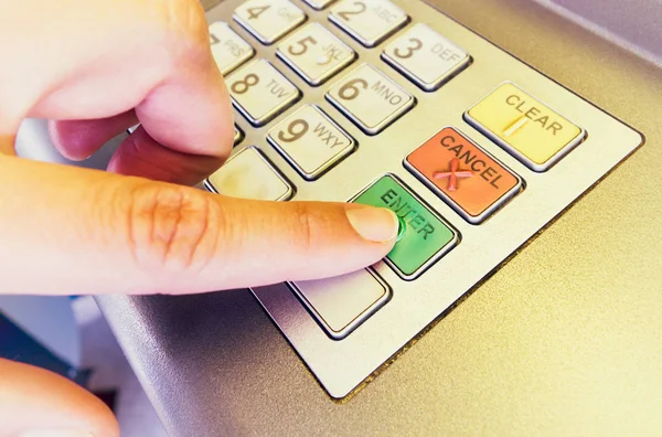 Frau drückt Finger auf Geldautomat. — Stockfoto
