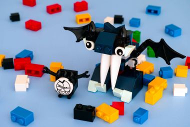 Lego Mixel Vampos oyuncak ve arkadaşı mavi masada