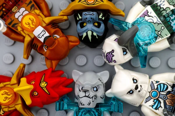 Lego CHIMA minifigures gri baseplate arka plan üzerinde