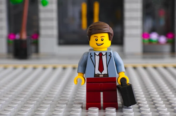スーツケースとレゴ実業家 — ストック写真