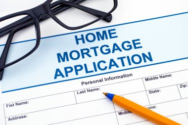 Kalem ve gözlük ile ev Mortgage uygulaması