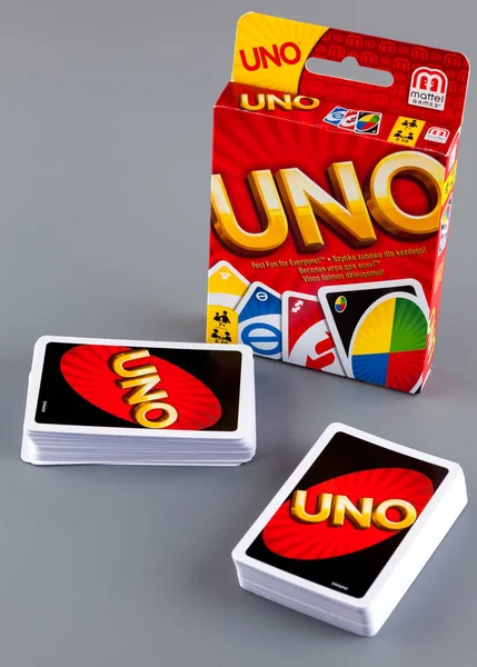 Twee decks Uno gamekaarten en Uno game doos — Stockfoto