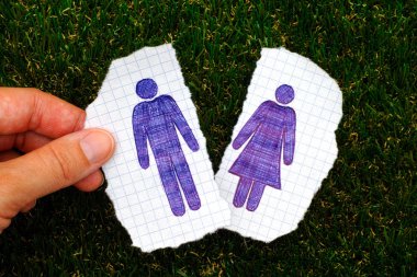 Elle kağıt parçası tutan kadın parmak adam figürü çizilmiş