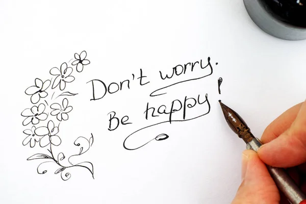 Μην ανησυχείτε, τα δάχτυλα γυναίκα με πένα γραφής φράση. Να είσαι χαρούμενος! — Φωτογραφία Αρχείου