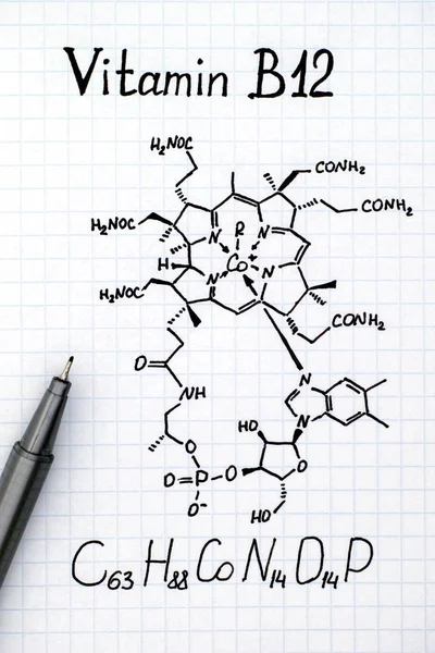 Formule chimique de la vitamine B12 avec stylo — Photo