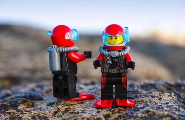 İki Lego tüplü dalgıçlar minifigures deniz kenarı