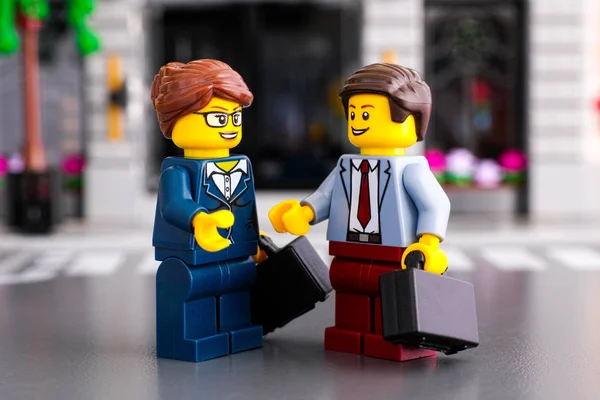 Lego hombre de negocios y mujer de negocios con maletas — Foto de Stock