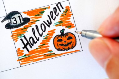 Uyarı mektubu Cadılar Bayramı takviminde yazma kalemi kişi eliyle