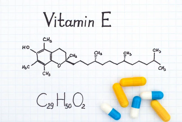 Fórmula química de la vitamina E y pastillas . — Foto de Stock