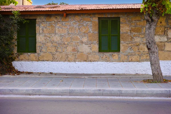 Каменный дом с закрытыми окнами — стоковое фото