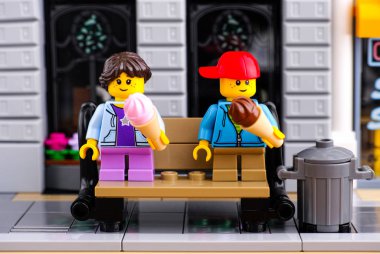 Lego kız ve erkek buz kremler oturma bankta