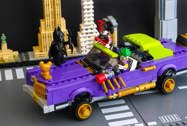 Lego O Coringa Notorious Lowrider na rua da cidade com Batman — Fotografia de Stock