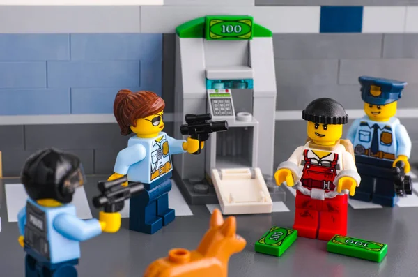 Lego policiais presos ladrão que hackear ATM — Fotografia de Stock