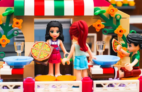 Lego-Pizzeria. Kellnerin serviert Pizza für Gäste im Restaurant — Stockfoto