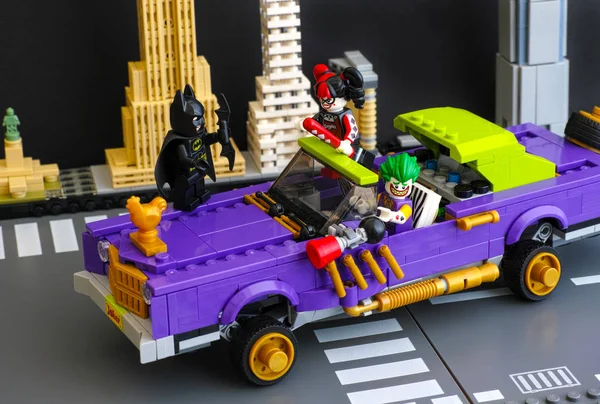 LEGO The Joker ökända Lowrider i staden gatan med Batman Stockfoto