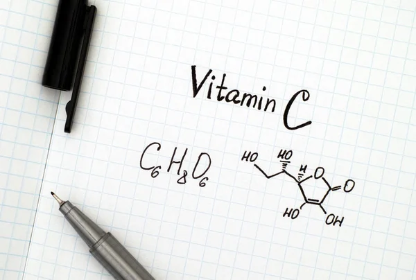 Fórmula química de la vitamina C con pluma —  Fotos de Stock