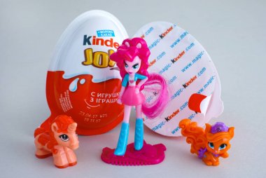 Oyuncaklarla üç kız Kinder kinder sevinç yumurta