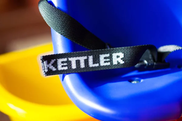 Close-up do logotipo Kettler no cinto de segurança da bicicleta . — Fotografia de Stock