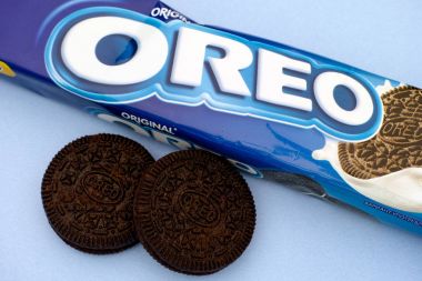 Oreo paketi ile mavi arka plan üzerinde iki Oreo çerezler