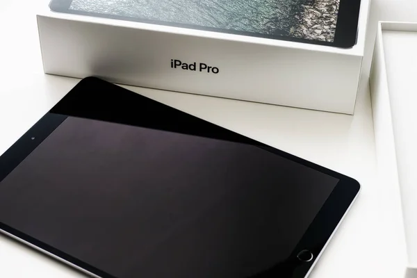 Apple ipad Pro 10.5 unboxing σε λευκό φόντο — Φωτογραφία Αρχείου
