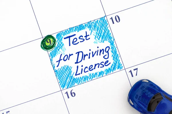 Muistutus Test ajokortin kalenterissa sininen auto — kuvapankkivalokuva