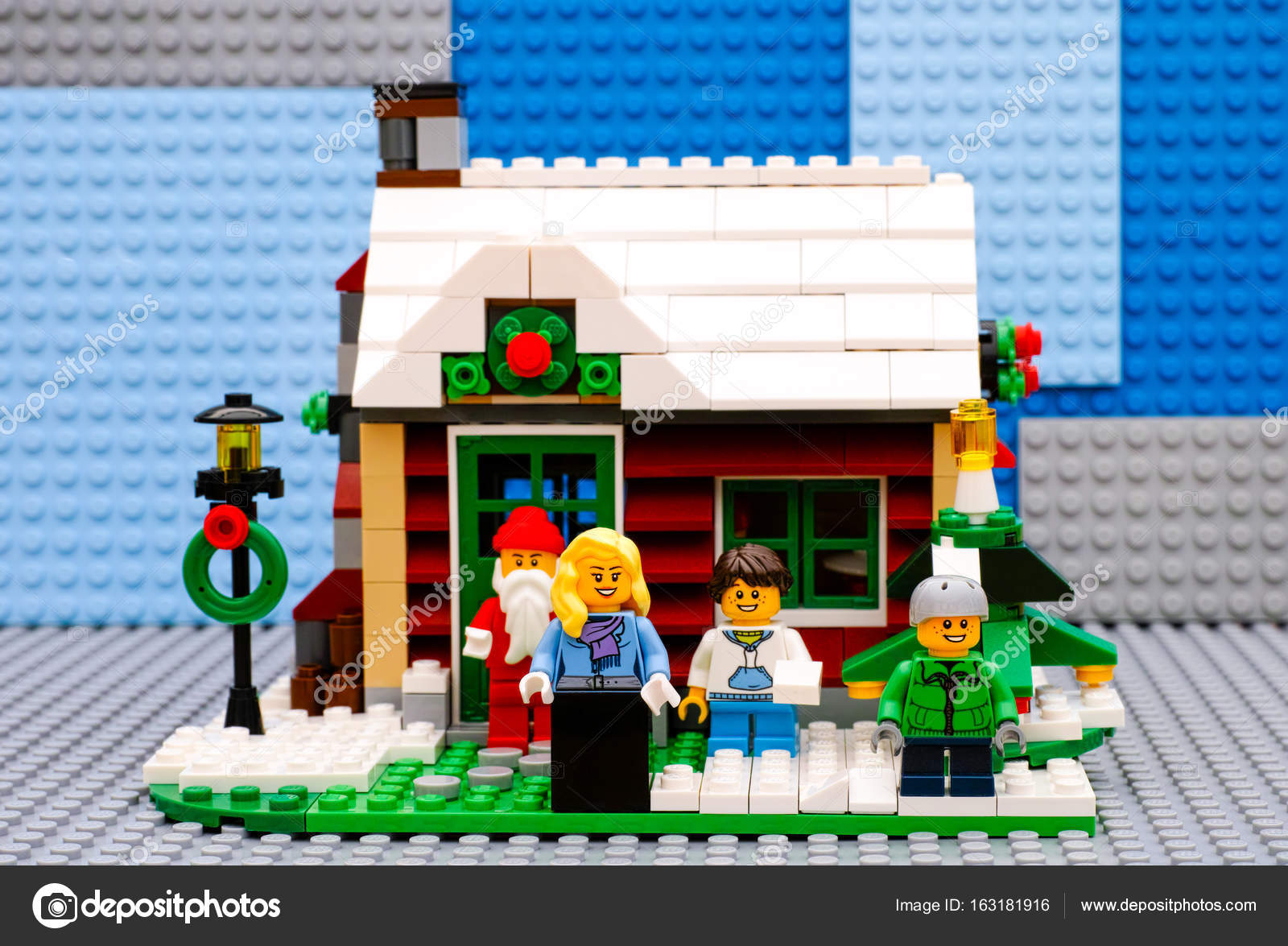 Maison d’hiver de LEGO prêt pour Noël. — Photo éditoriale © Rosinka79