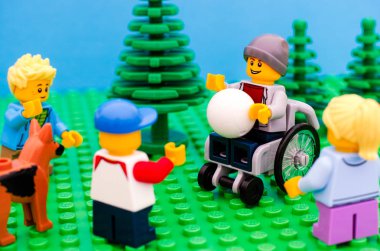 Lego çocuk tekerlekli sandalyeye mahkum arkadaşları ve d top oynamaya hazır