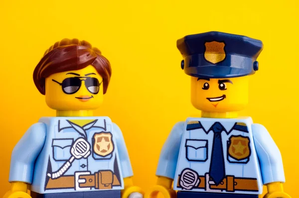 Portret van Lego politieagent en politieagente Minifiguren op geel — Stockfoto