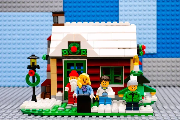Lego Winter huis klaar voor kerst. — Stockfoto