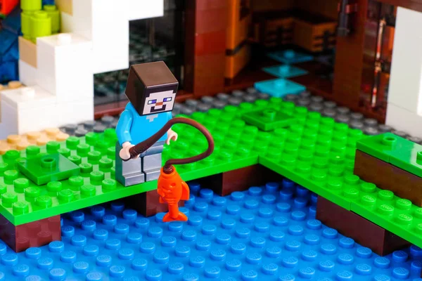 LEGO Minecraft. Steve je rybolov poblíž základny vodopád. — Stock fotografie
