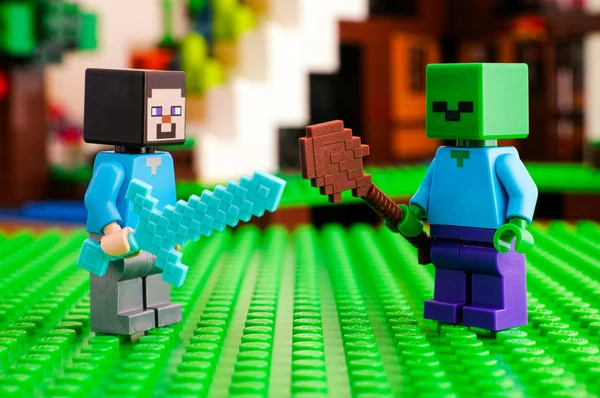 Lego Minecraft. Steve lutando zumbi . Fotografia De Stock