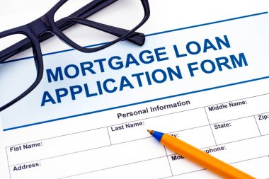Kalem ve gözlük ile kredi başvuru formu mortgage