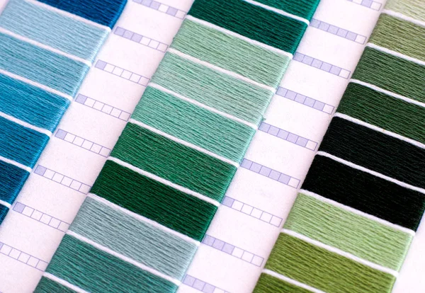 Yeşil ve mavi pamuk iplik örnekleri