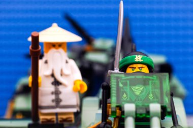 Lego Ninjago film. Yeşil Ninja üzerinde yeşil Ninja ve Wu uçan