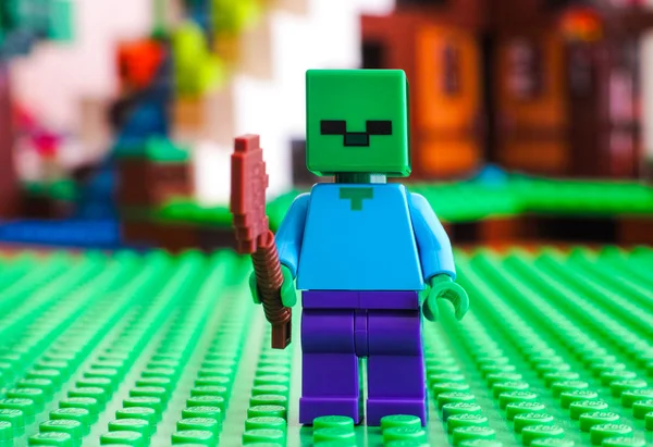 Lego Minecraft. Zombie Minifiguren op groene basisplaat — Stockfoto