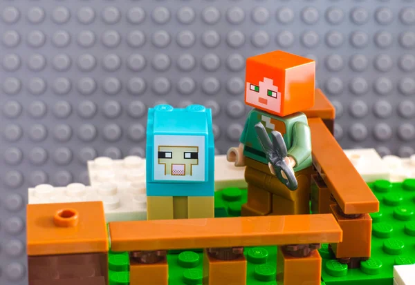 Lego Minecraft. Alex with sheep shears ready to shear the dyed s — Stock Photo, Image