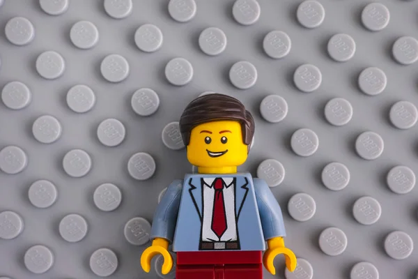 Lego бізнесмен на сірий мелкозаглубленного — стокове фото