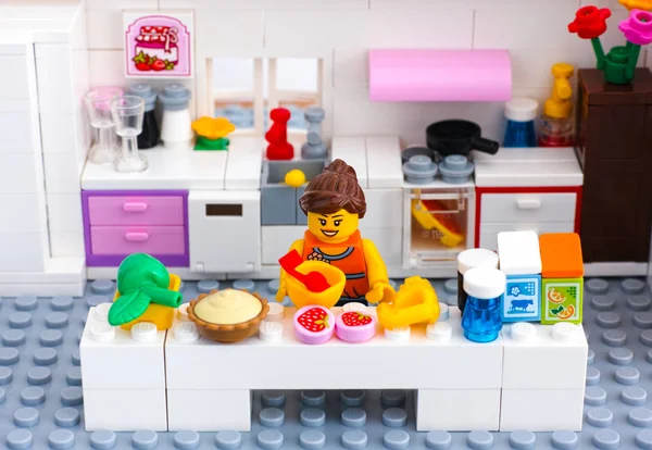 LEGO-Mädchen kocht Fruchtcreme zum Dessert — Stockfoto